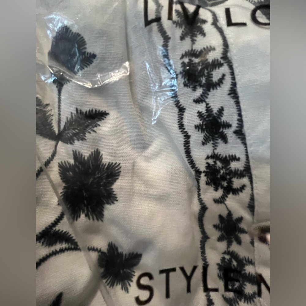 NWT LIV LOS ANGELES White Black Linen Blend Floral Embroidered Button-Up Shirt - Picture 9 of 9